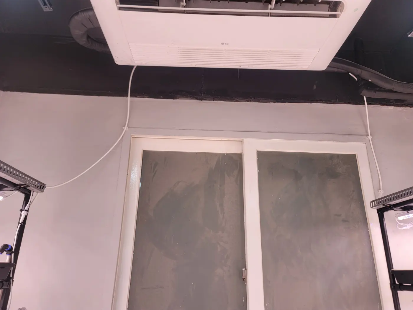 안산스마트팜 관련 시공 현장, 성남 따밥 노숙인쉼터 천장 에어컨 아래 배관 연결
