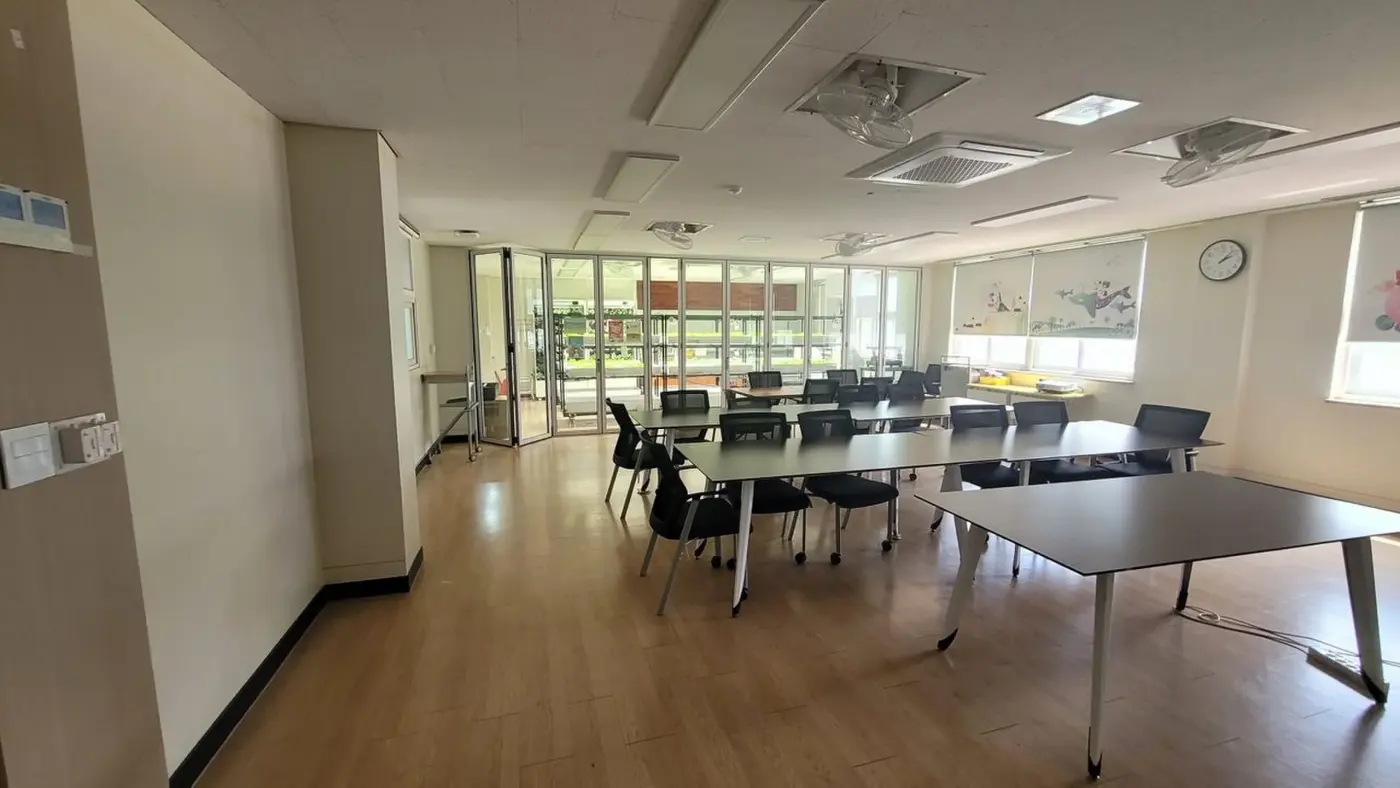 실내 스마트팜 설치 인천세말 교육용 테이블이 있는 넓은 실내