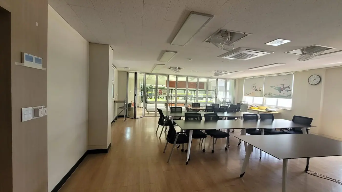 가평스마트팜 관련 시공 현장, 인천세말 창가 쪽 테이블 배치 실내