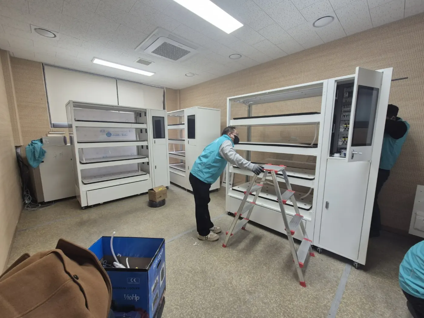스마트팜설치 관련 시공 현장, 전남 곡성 전남과학대학교 사다리로 재배기 조립 작업